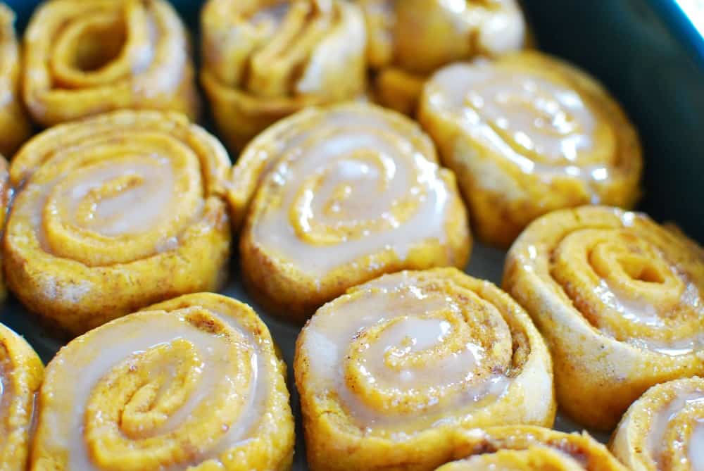 Vegan pumpkin cinnamon rolls