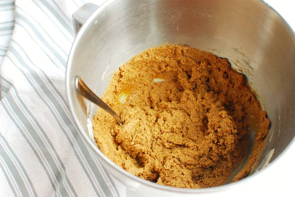  masa para galletas en un tazón