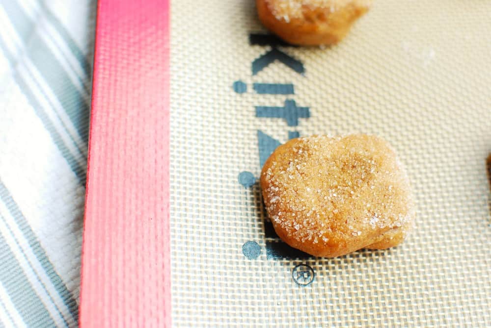  Pâte à biscuits roulée dans du sucre sur une plaque à pâtisserie