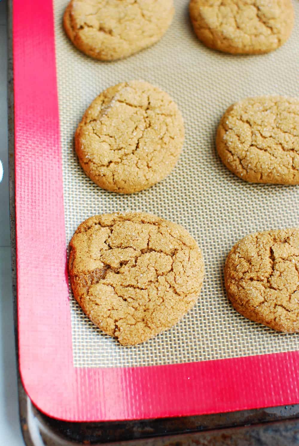 silikone bagemåtte med cookies på den