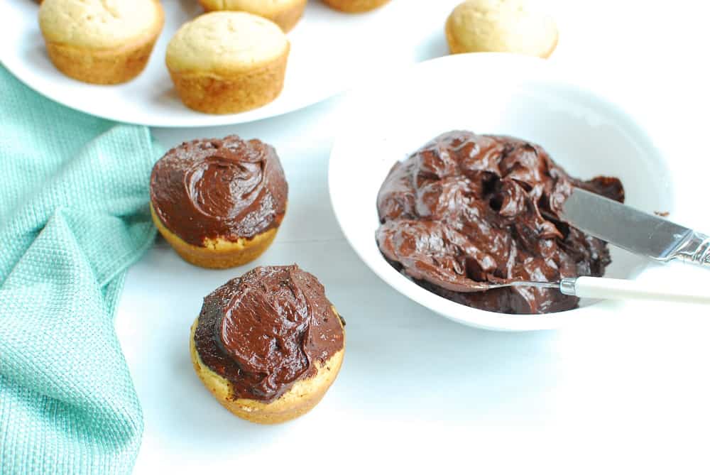 Cupcakes gegarneerd met vegan chocolade glazuur